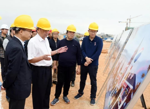 林少明从鸦岗小学扩建项目工地出来之后,来到南部组团儿童公园建设