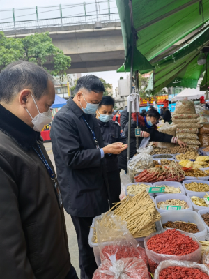 1月16日，党组成员何文焕带队到古镇冈南农贸中心市场开展节前督导检查.jpg