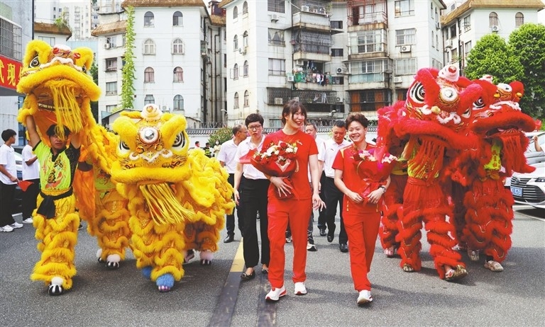 Chen Yiwen (R) and Wang Xue'er return to their alma mater Zhongshan Sports School, August 24.