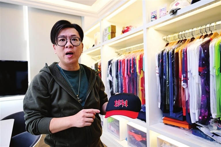 Fong Ka-heng introduces Panda Sport's clothing products. (Photo/Yu Zhaoyu)