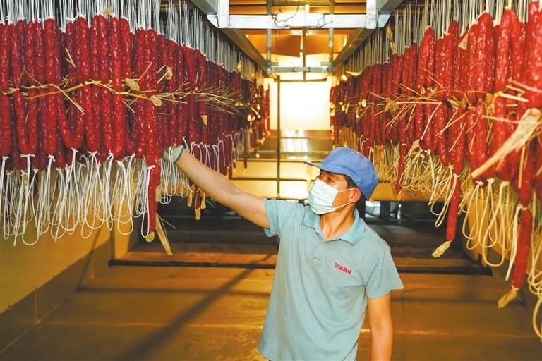 A processing workshop of preserved meat in Zhongshan's Huangpu Town. (Photo by Feng Mingmin)