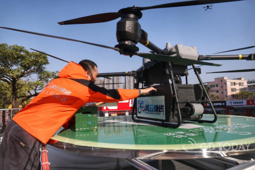 The worker takes down the cargo from the UAV.