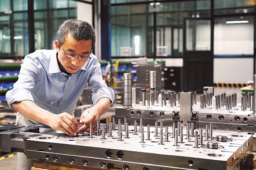 Felix Choi Chun-kit, CEO of Hongrita Holdings, oversees the production line at the company in Cuiheng New District, Zhongshan, Guangdong province. [Photo provided to CHINA DAILY]