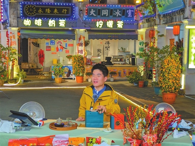 Well-known livestreamer Dong Yuhui holds a livestreaming sales activity at Zhongshan Movie Town. (Photo by Yi Chengle)