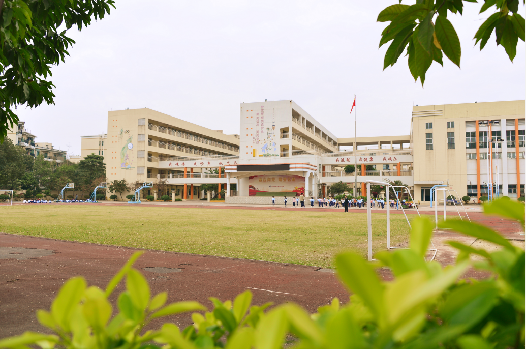 中山市港口镇中心小学简介1.png