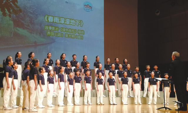 The chorus is singing. [Photo by Wen Luyi]