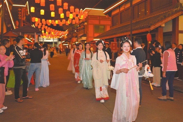 A parade-like Hanfu show takes place at Zhongshan Movie Town. (Photo by Miao Xiaojian)