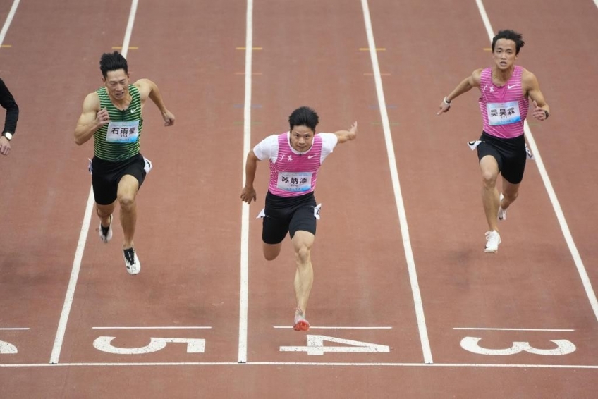 Su Bingtian (M) crosses the finishing line. (Photo/Xinhua)