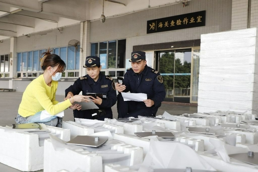 Customs officers carry out inspections at the Zhongshan Bonded Logistics Center. (Photo provided to Zhongshan Daily)