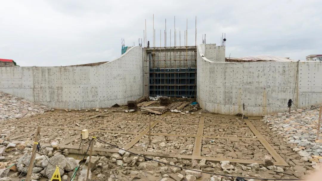 截至今年6月23日,下浪水闸重建工程已完成闸室底板和闸门安装,完成